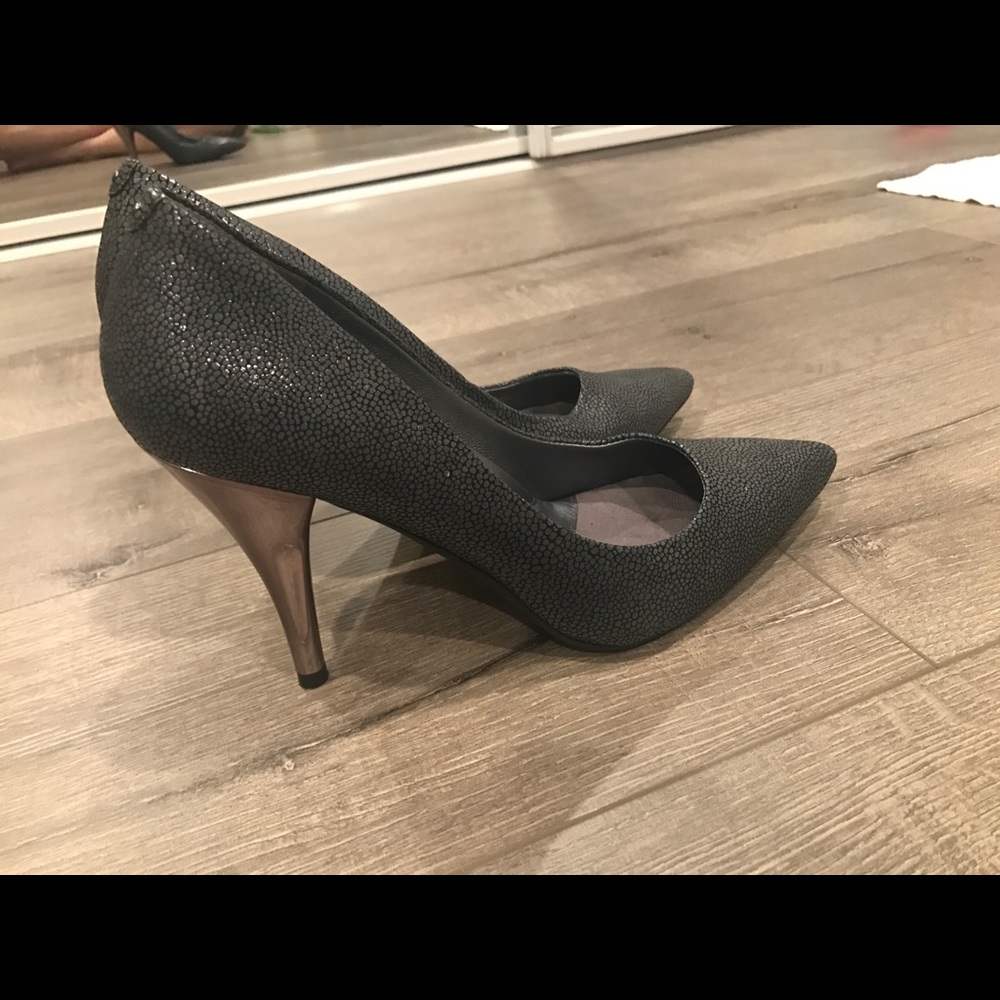 Kenneth Cole NY limited silver edition pumps